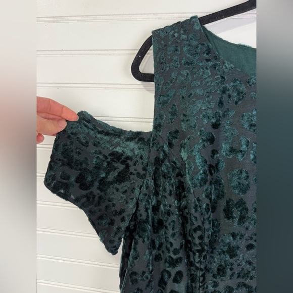 Torrid women’s green velvet burnout cold shoulder skater dress. Plus Size 2X - Picture 2 of 11